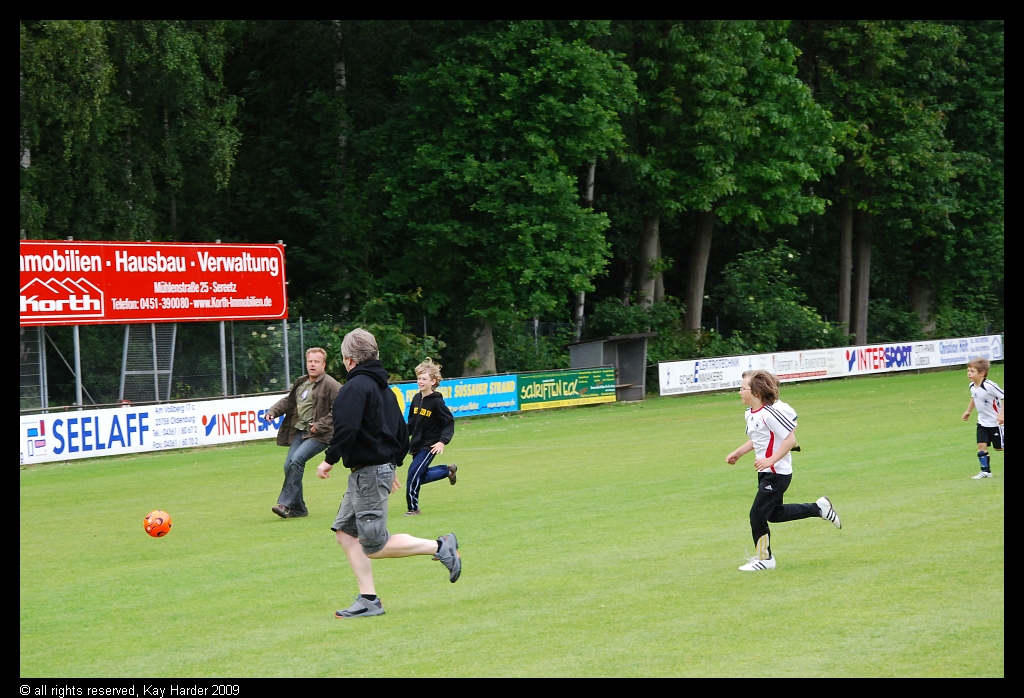 DSC_5538.JPG - Man beachte die Spieltracht der Eltern
