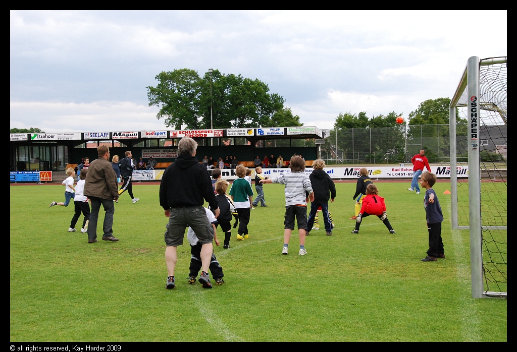 DSC_5543.JPG - Ecke  - Plath,  musste kurz danach verletzt vom Platz, Muskelverhärtung....