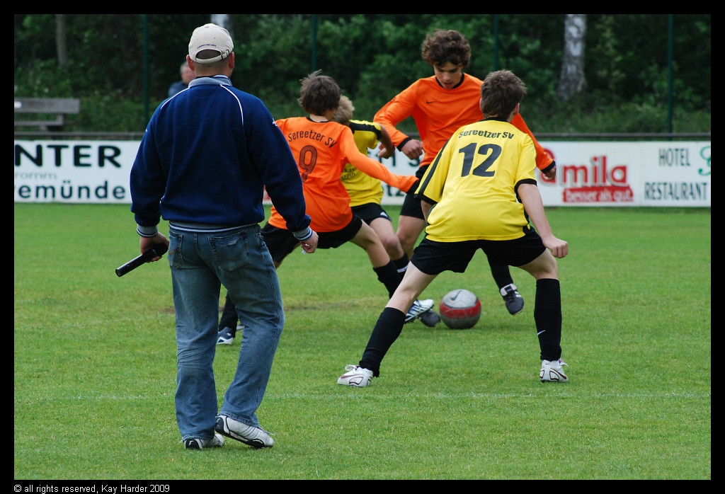 DSC_5602.JPG - Der Schiri mit Mikro.