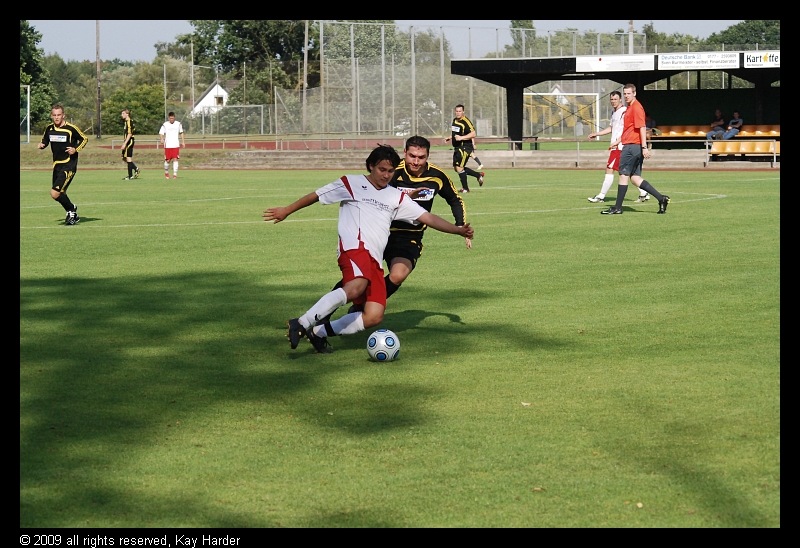 DSC_6971.JPG - der Gegner wird früh gestört