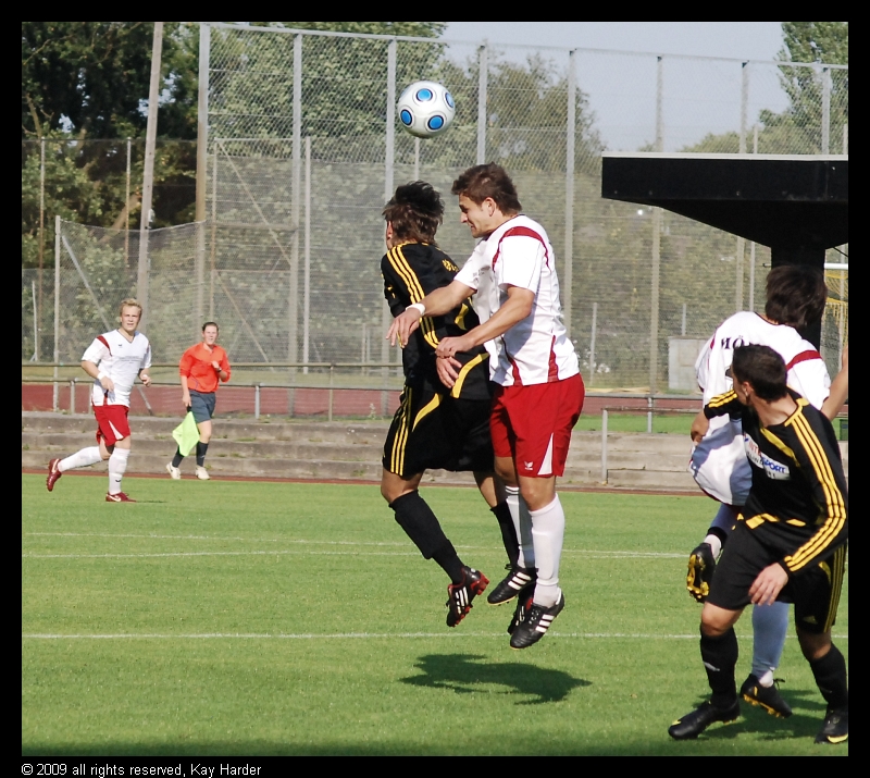 DSC_7024a.jpg - Hohe Bälle fordern den Luftkampf...