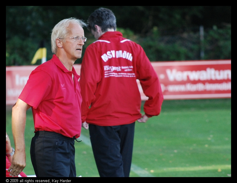 DSC_7028a.jpg - Emotionen! Der Trainer war zum Ende über das Unentschieden erleichtert!