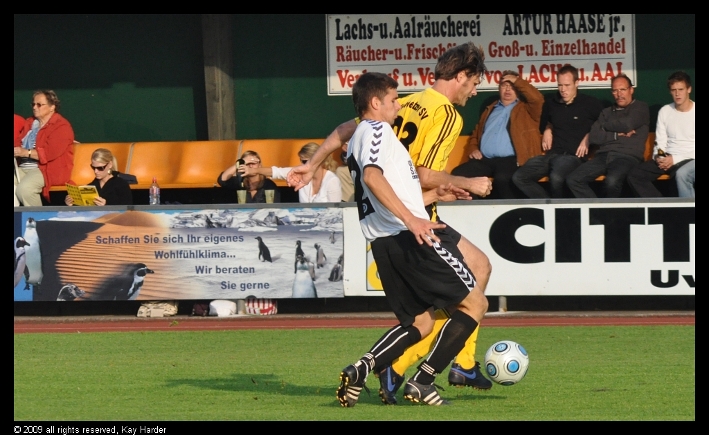 DSC_3552.JPG - Im Hintergrund wird genossen. Prost die Damen!