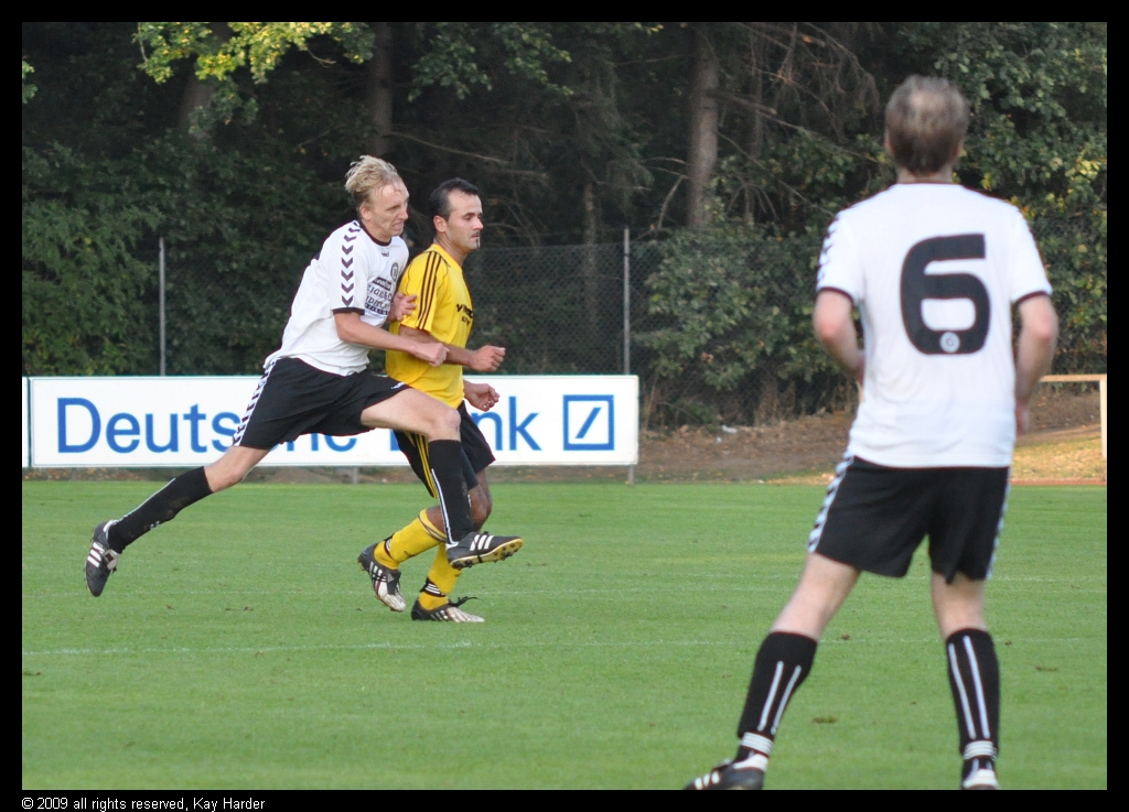 DSC_3624.JPG - Ball weg - und trotzdem in die Gräten. Tut das Not?