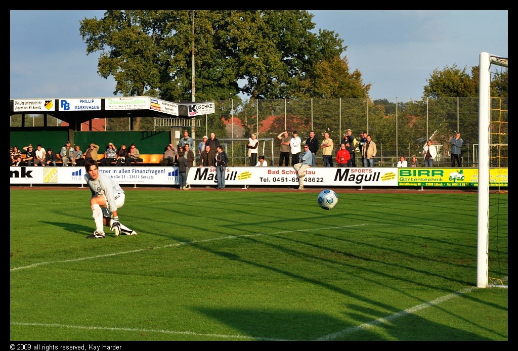 DSC_3635.JPG - ...und fliegt....    ...leider daneben. Aber der Nächste....