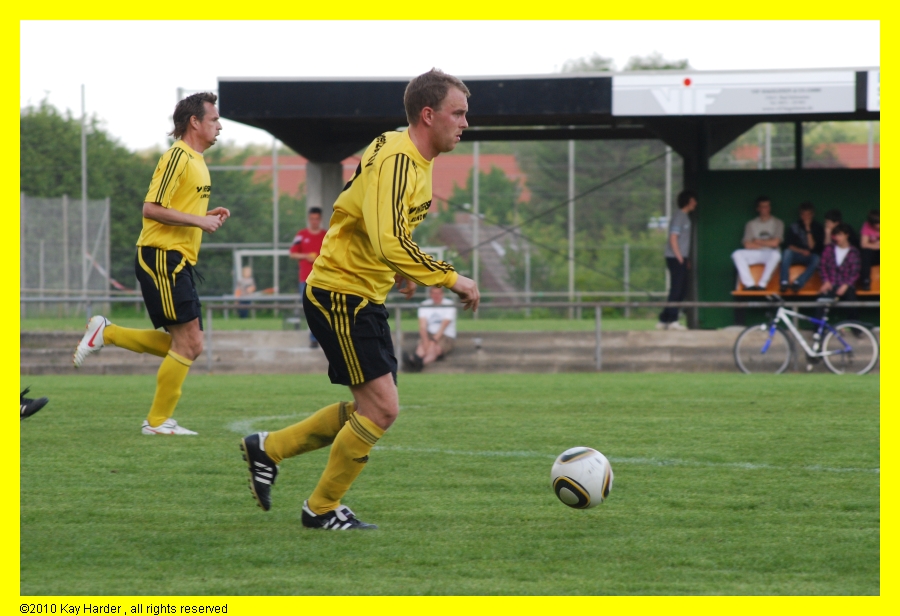 DSC_1165.JPG - Ari bleibt im Hintergrund.