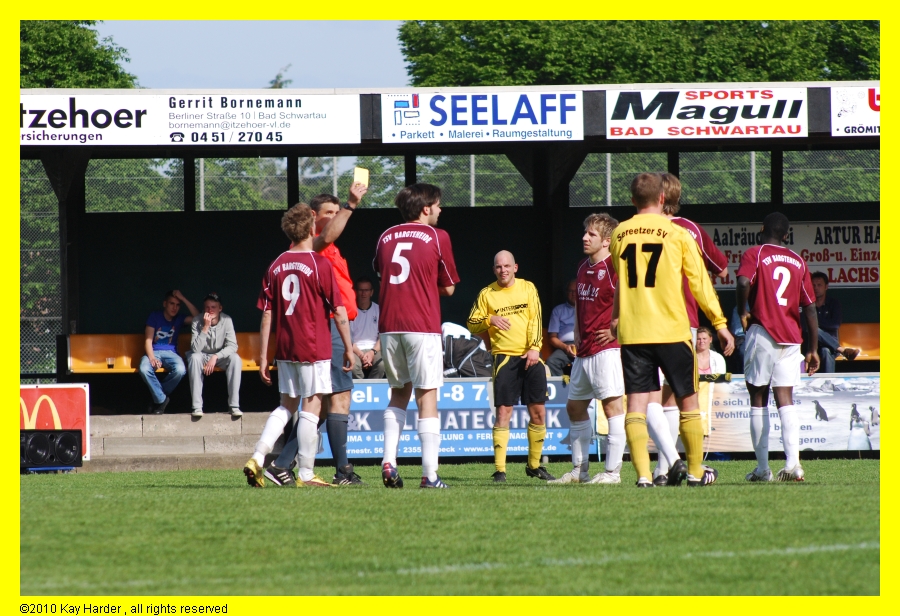 DSC_1198.JPG - (c) Kay Harderund tschüss. Der Schiri hatte doch tatsächlich keine rote Karte dabei. Auch der Linienrichter konnte nicht aushelfen. Nicht gut vorbereitet die Herren.