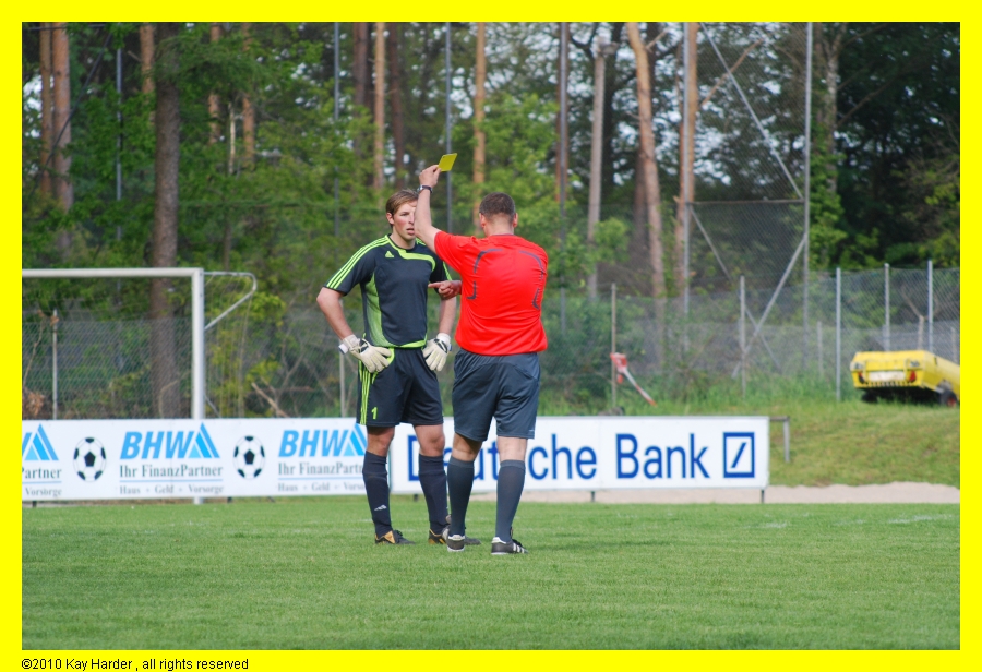 DSC_1212.JPG - Überflüssiges Gelb-Rot im letzten Heimspiel, schade. Achja, der Schauspieler bekam auch Gelb. Zu Recht!