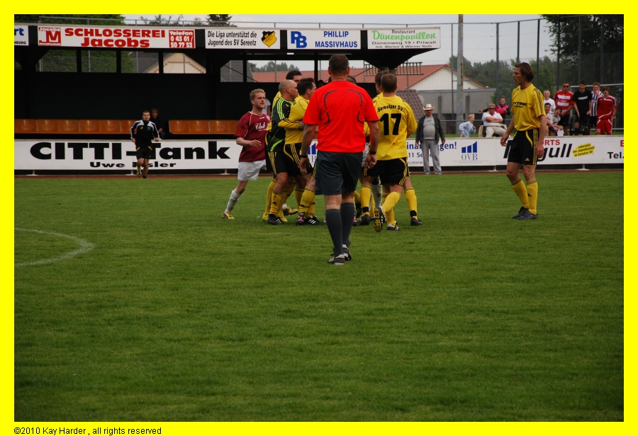 DSC_1256.JPG - Rangeleien nach angeblichen Beleidigungen und Tätlichkeiten. Der Schiri hielt sich vornehm zurück....