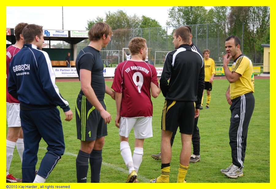 DSC_1265.JPG - Da wurde weiter diskutiert.Ende der Heimspiele 09/10