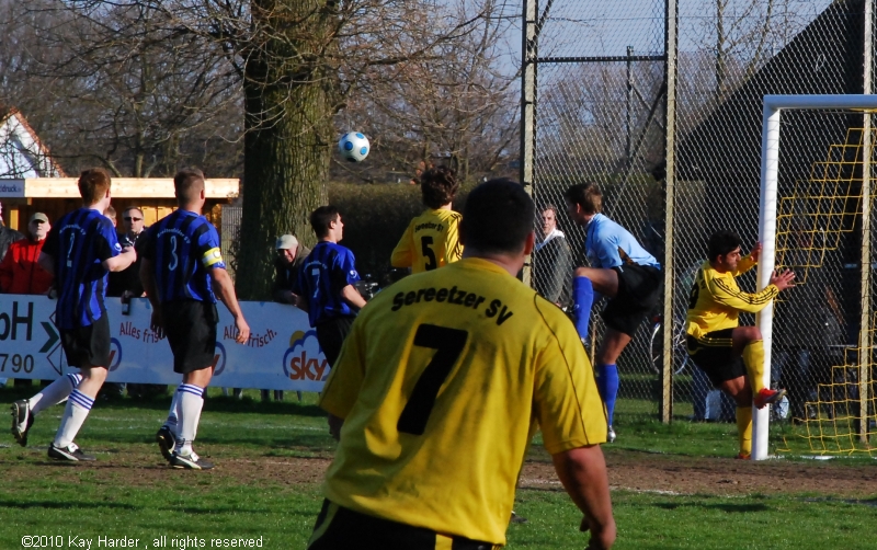 DSC_0501.JPG - Freistoß brachte nichts ein, ausser einem geknutschten Pfosten.Schade, heute wäre mehr drin gewesen. Endstand 1:2, leere Hände und Frust im Kopf. Nächstes Spiel - neue Chance. Ihr könnt das!
