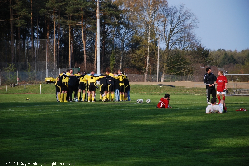 DSC_0511.JPG - Den Kreis habt ihr euch verdient.Schönes Ende eines tollen Fussballtages.Weiter so!