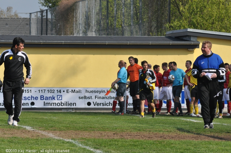 DSC_4477.JPG - Das Trainerteam, beienander oder weit entfernt?