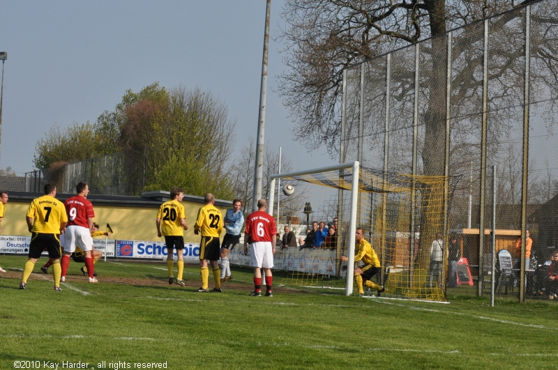 DSC_4571.JPG - Keine Sorge, Pfosten. Heute hatten die Gelben auch  Glück!