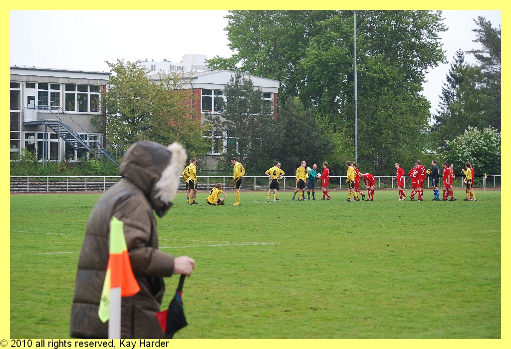 DSC_0672.JPG - vorbei! zum Glück. Das Management betritt das Feld. Getarnt.