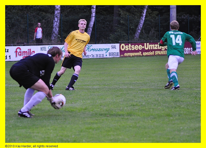 DSC_5522.JPG - Da hat er ihn, unser Ex-Goalie. Viel Glück!